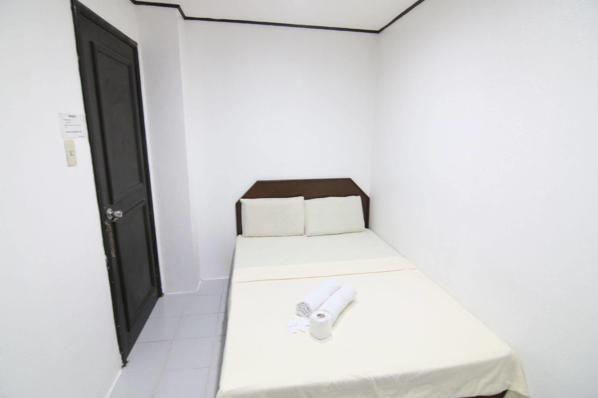מנילה Hotel Juliano מראה חיצוני תמונה
